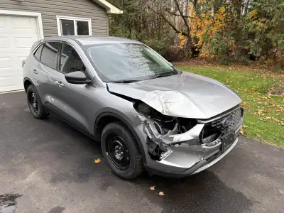 I am selling a 2024 Ford Escape SEL AWD with damage to the front end. The car features an automatic...