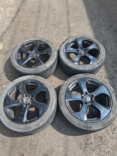 4 mags 17" Rtx 5x112 a vendre 3 bons pneus et 1 finis Dimensions pneus 225/45zr17 Était sur golf 201...