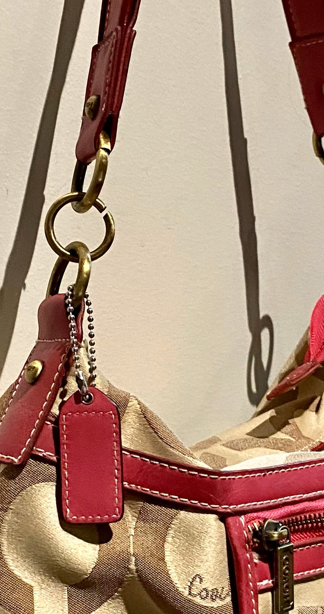 COACH Handbag Poppy Edition dans Femmes - Sacs et portefeuilles  à Ville de Montréal - Image 2