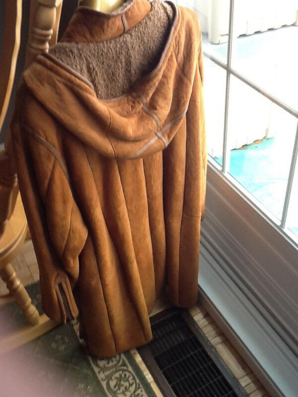 Superbe manteau en agneau renversé d'une riche couleur "tan" dans Femmes - Hauts et vêtements d'extérieur  à Shawinigan - Image 4
