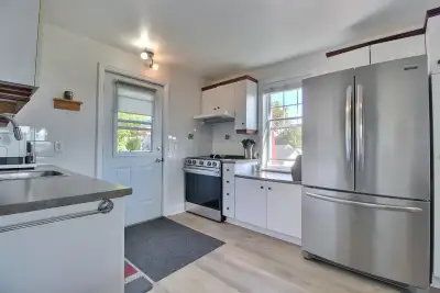 Beau grand 4-1/2 au 2e étage d’un duplex. 2 salles de bain complète! Entrée et balcon privé. Chauffé...