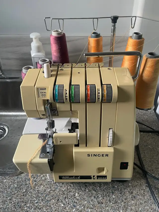Singer Serger473663623912509440
