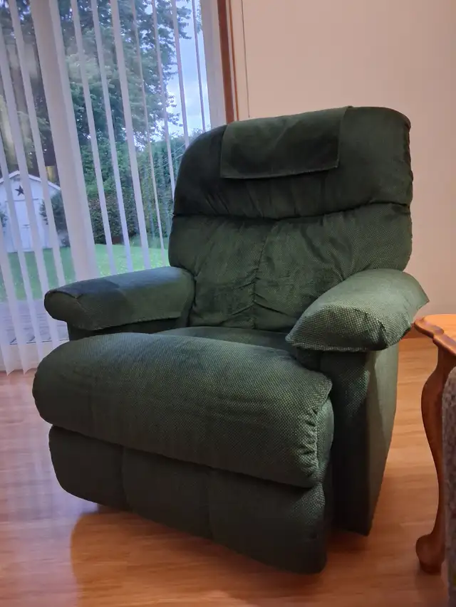 For Sale Quality Lazy Boy Recliner $500 (519 443 7965) in Couches & Futons in Norfolk County - Image 2