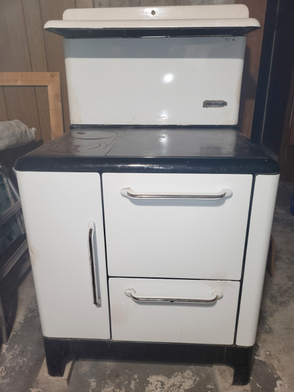 Poêle à bois antique blanc et noir Bélanger en bon état 300$ dans Cuisinières, fours et fourneaux  à Longueuil/Rive Sud