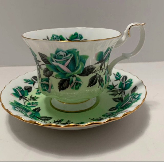 VINTAGE ROYAL ALBERT tea cup  and saucer Lakeside Series Grasmer in Kitchen & Dining Wares in St. Catharines