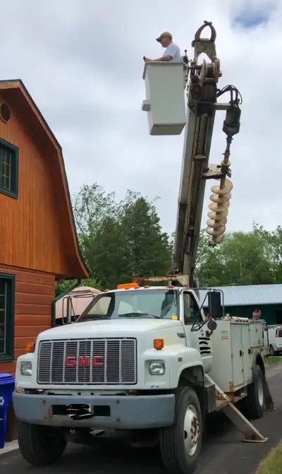 Safetied in Ontario in 2024. Was in Florida prior to 2007. Parked indoors year round and never used...