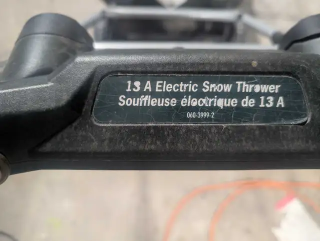 20" Yardworks Snowblower \ thrower in Snowblowers in London - Image 3