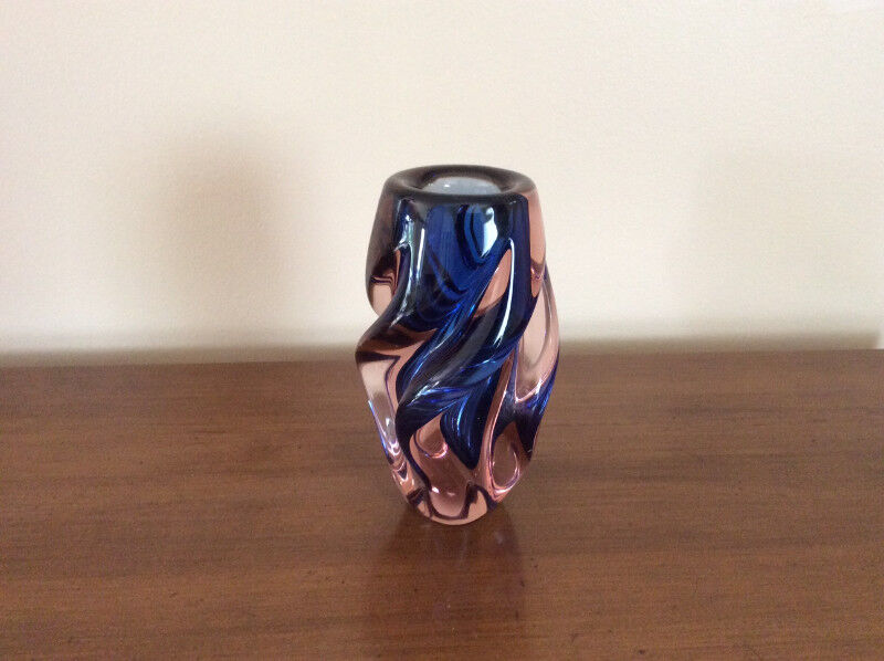 Vase a fleurs , tons de bleu, vintage des années 60. Art et objets de