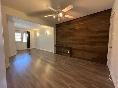 Français: *Appartement de 2 chambres nouvellement rénové * Plancher de la cuisine entièrement neuf *...