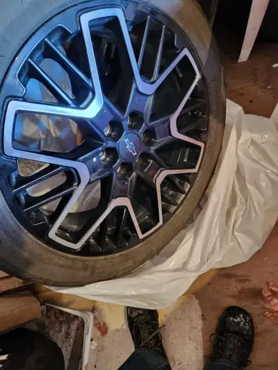 4 Tires et Mags 265/45R21 les tires sont des Continental GT Cross LX Sport. La dimension entre les n...