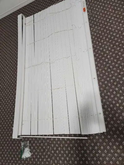 These white blinds offer a practical window treatment solution, great shape as shown in the photos....