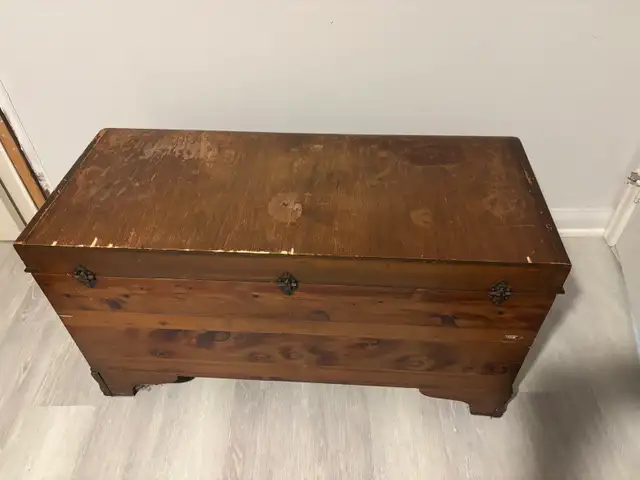 Real Wood - Antique Vintagey Ottoman - Storage Chest, Storage in Hutches & Display Cabinets in City of Toronto - Image 7