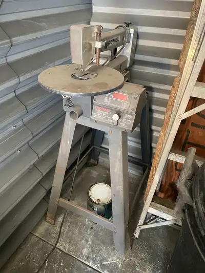 This is a used Dremel 16" variable speed scroll saw, model 1695, perfect for detailed woodworking pr...