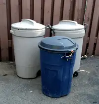 3 Trash Cans with lids and wheels  Poubelles couvercles et roues