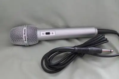 RADIO SHACK OMNIDIRECTIONAL MICROPHONE *BRAND NEW IN BOX*..............WITH INSTRUCTIONS...............