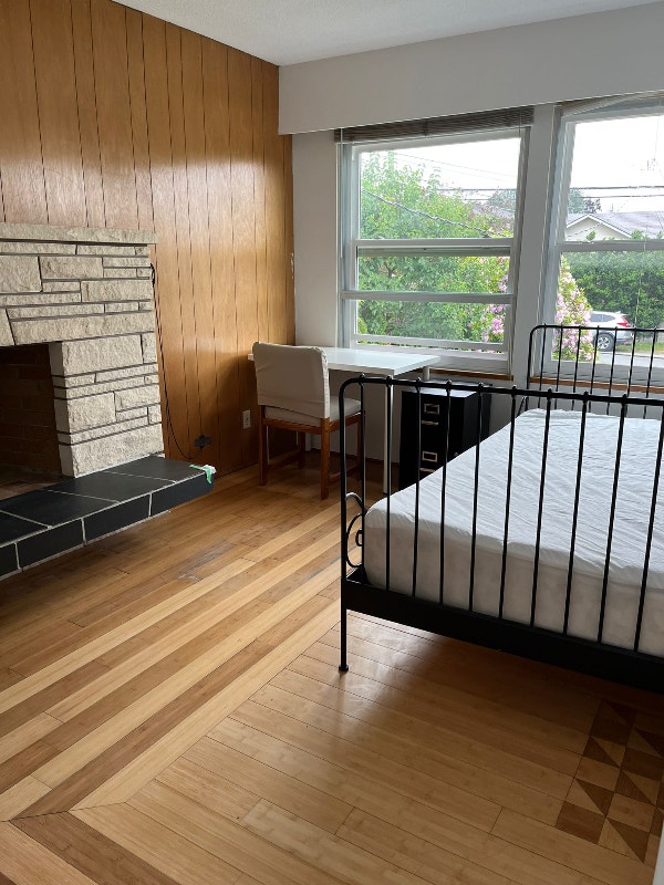 Affordable room close to skytrain (SperlingBurnaby Lake) Room