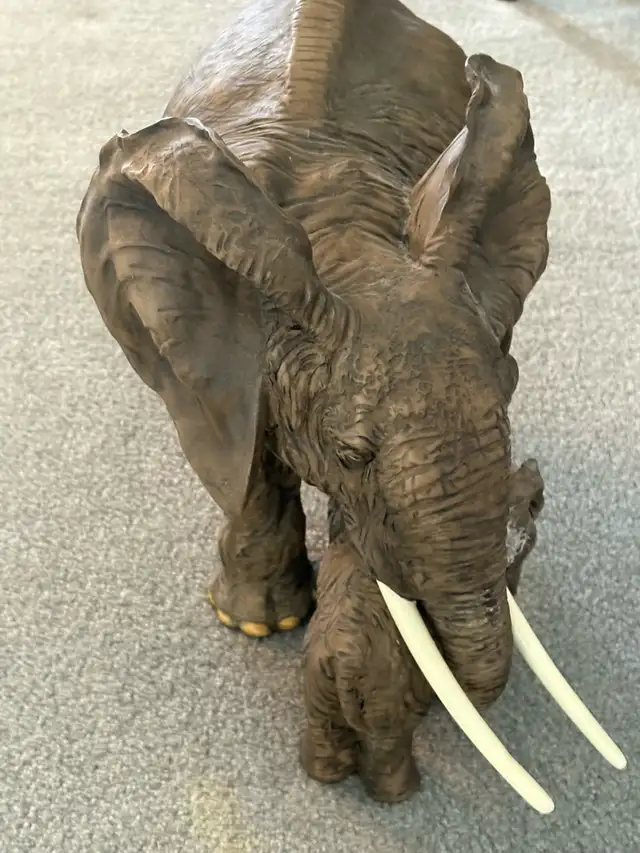 Large Elephants, mother and baby  18” in Arts & Collectibles in Windsor Region - Image 3