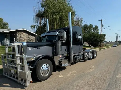 Very nice 2018 Peterbilt, - X15 500hp engine, full rebuild less then a month ago - 18 speed tranny -...
