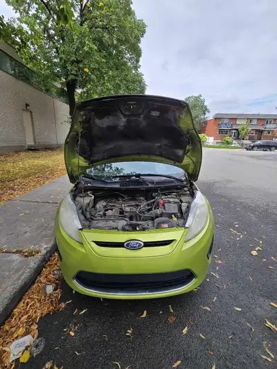 Belle minoune Ford fiesta 2012 Automatique Ac marche bien Vitres et miroirs électriques Aucune répar...