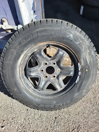 Set of 4 Bridgestone Blizzak DM-V2 245/70 R17 110S Winter Tires. Like new, only used 1 season ('24/'...
