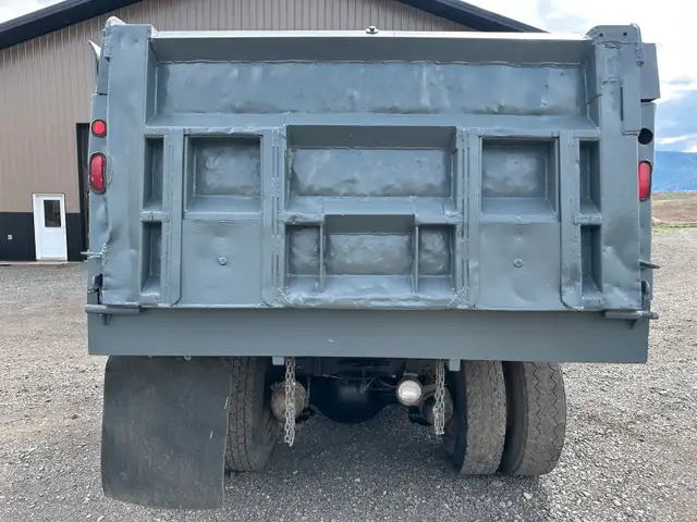1990 Ford L8000 Dump Gravel Truck, Rock Box in Heavy Trucks in Kamloops - Image 6