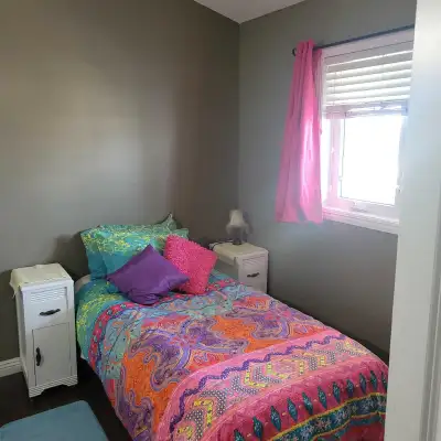 SWEET ROOM FOR RENT ON ACREAGE S/E SIDE