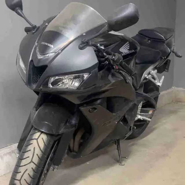 2009 Honda cbr rr in Sport Bikes in Medicine Hat - Image 2