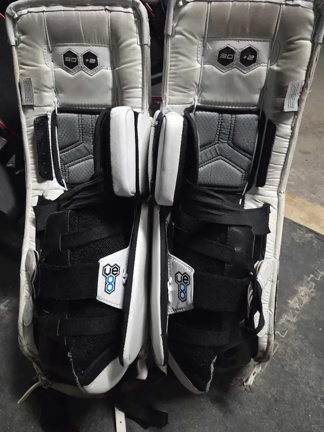 Vaughn Ve8 30+2 INT Goalie set in Hockey in Ottawa - Image 5