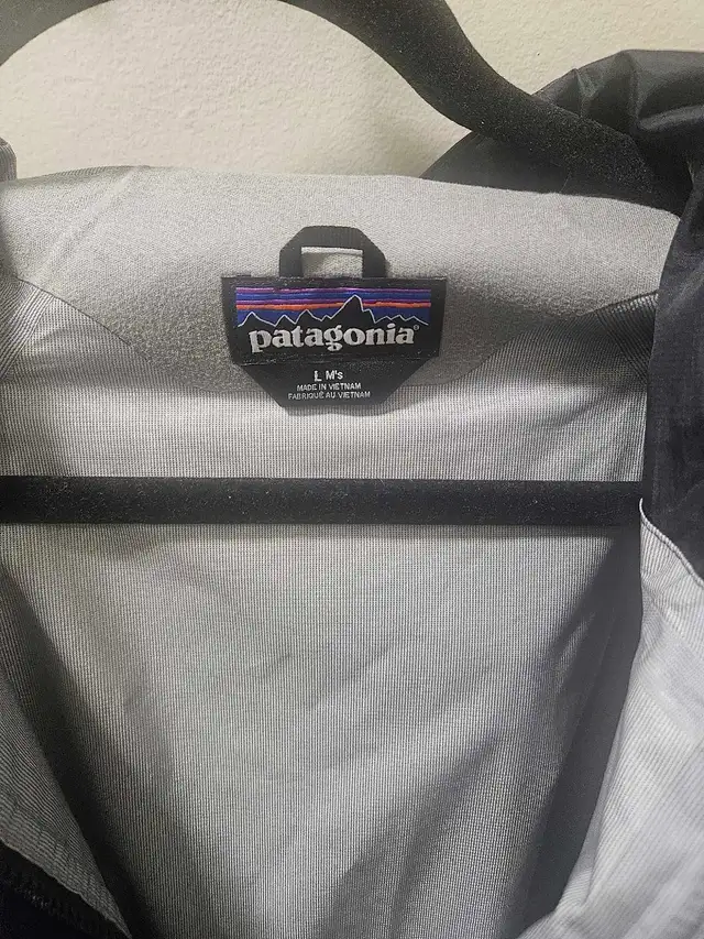 Mens Patagonia Torrentshell 3L Jacket - Large in Men's in Calgary - Image 4