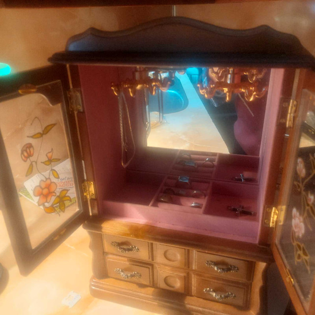 Wanted stand up Jewellery case.around 3 ft in Arts & Collectibles in Charlottetown