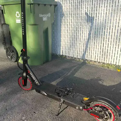 Trottinette électrique en excellente condition, très peu utilisée et comme neuve. Jamais accidentée,...