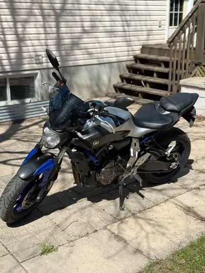 Je mets en vente ma Yamaha MT-07 2017, une moto fiable, puissante et très agréable à conduire, parfa...