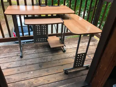 Bureau de travail / Bureau d'ordinateur. Melamine erable et metal gris. Section de coté peut etre la...