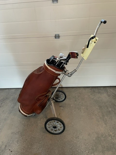 Spalding Executive Golf Club Set with Bag and Cart in Golf in Peterborough - Image 4