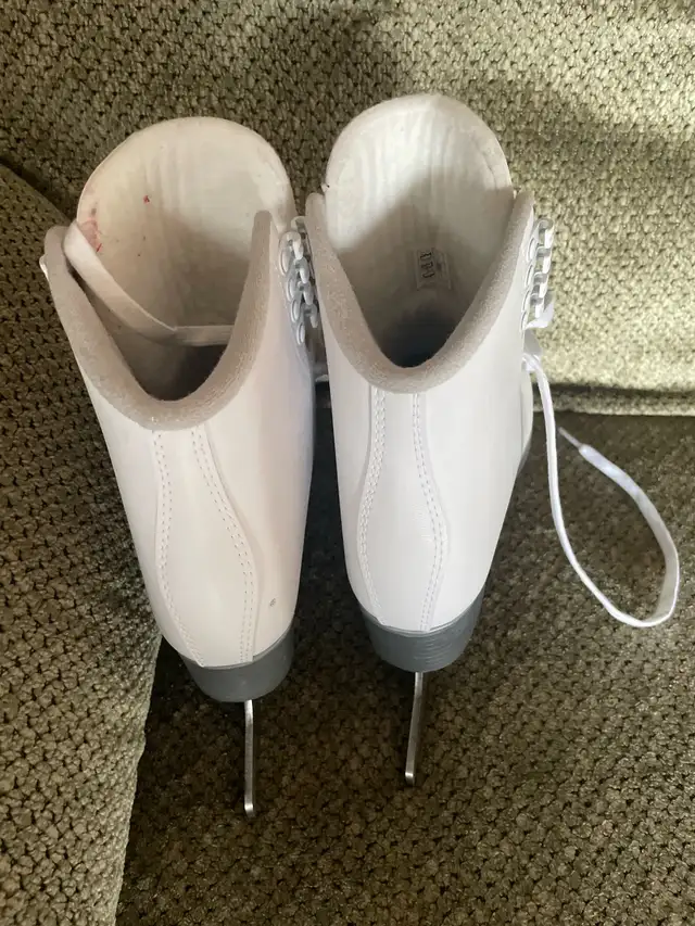 Figure Skates Size 5 in Skates & Blades in Oakville / Halton Region - Image 5