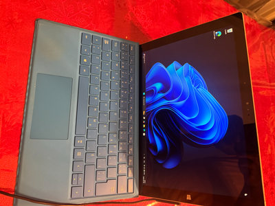 Microsoft Surface Pro 3 en excellent état et à vendre : - Processeur : Intel i7-4650U - Mémoire : 8...