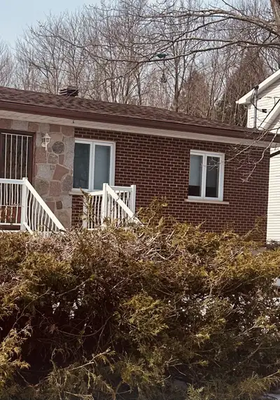 Ayant accès à toutes les pièces ainsi que la cour, en plus de se sentir chez soi, votre maison offre...