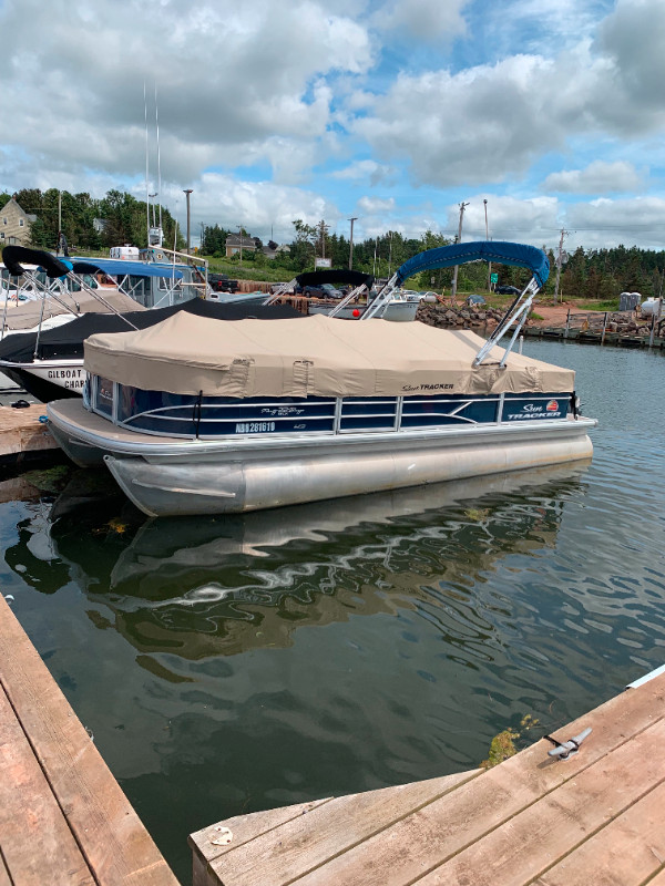 2019 Suntracker 22 DLX XP3 Party Barge in Powerboats & Motorboats in Summerside - Image 2