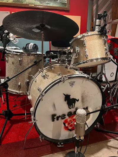 Amazing sounding kits Ludwig sparkle 22-13-16. 2200$ Slingerland 18-10-12-16 1200$ May consider trad...