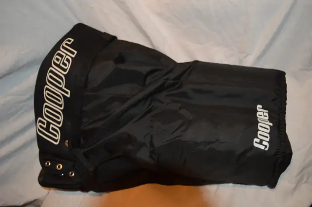 Cooper Youth/Adult Hockey Pants - Size 30 in Hockey in Winnipeg - Image 7