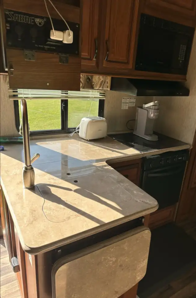 5th wheel camper with bunks & outside kitchen in Travel Trailers & Campers in Regina - Image 6