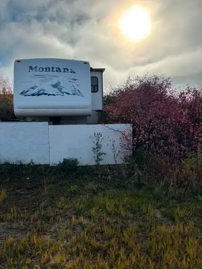 2006 Montana 2955 RL 32 ft 5 th wh trailer. On seasonal site at Redberry Lake. If you google the tra...