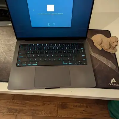Français en bas Excellent condition MacBook Pro 2023 with no scratches or damage. Barely used, batte...