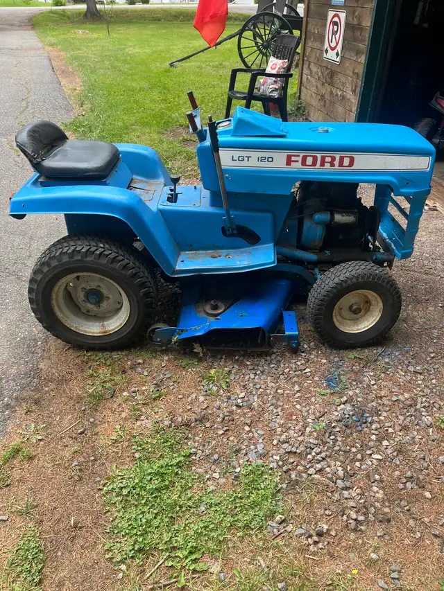 LGT 120 Ford mowing tractor, Classic. in Lawnmowers & Leaf Blowers in Saint John - Image 3