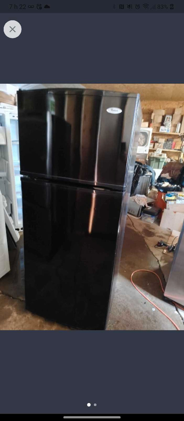 Réfrigérateur noir Whirlpool très propre  in Réfrigérateurs  à Laurentides