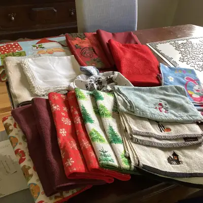 25 Pieces Kitchen/Dining Linens - Read ad/5 Pics, View more