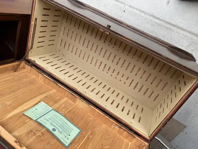 Antique Cedar chest in Dressers & Wardrobes in Longueuil / South Shore - Image 5