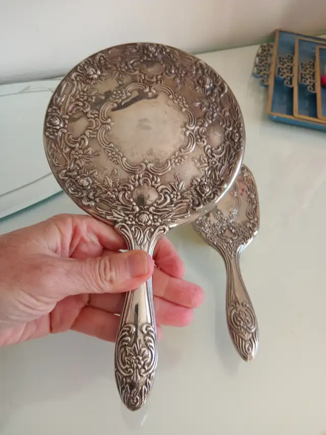 Vintage 1960s Silver-Plated Vanity Set Hand Mirror Brush in Home Décor & Accents in Calgary - Image 7