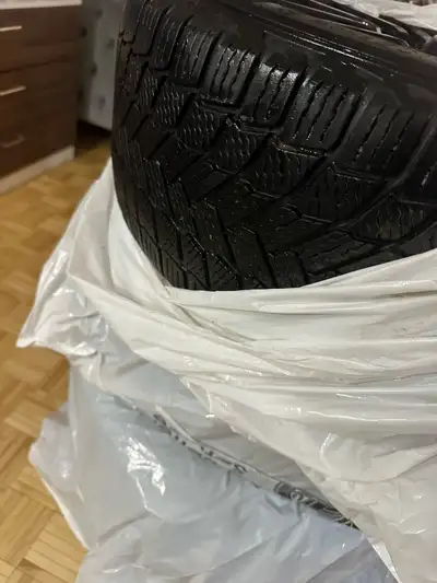 Je vends 4 pneus d'hiver Michelin de taille 225/55R18, montés sur des jantes élégantes. Ces pneus so...
