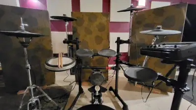 5 Piece electric drum set by Yamaha. Perfect for casual rehearsal/practice or jamming along to your...